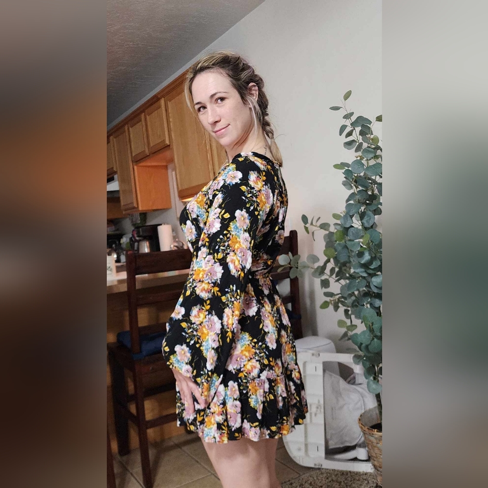 Really cute and fun boho style floral dress, size large but would smaller